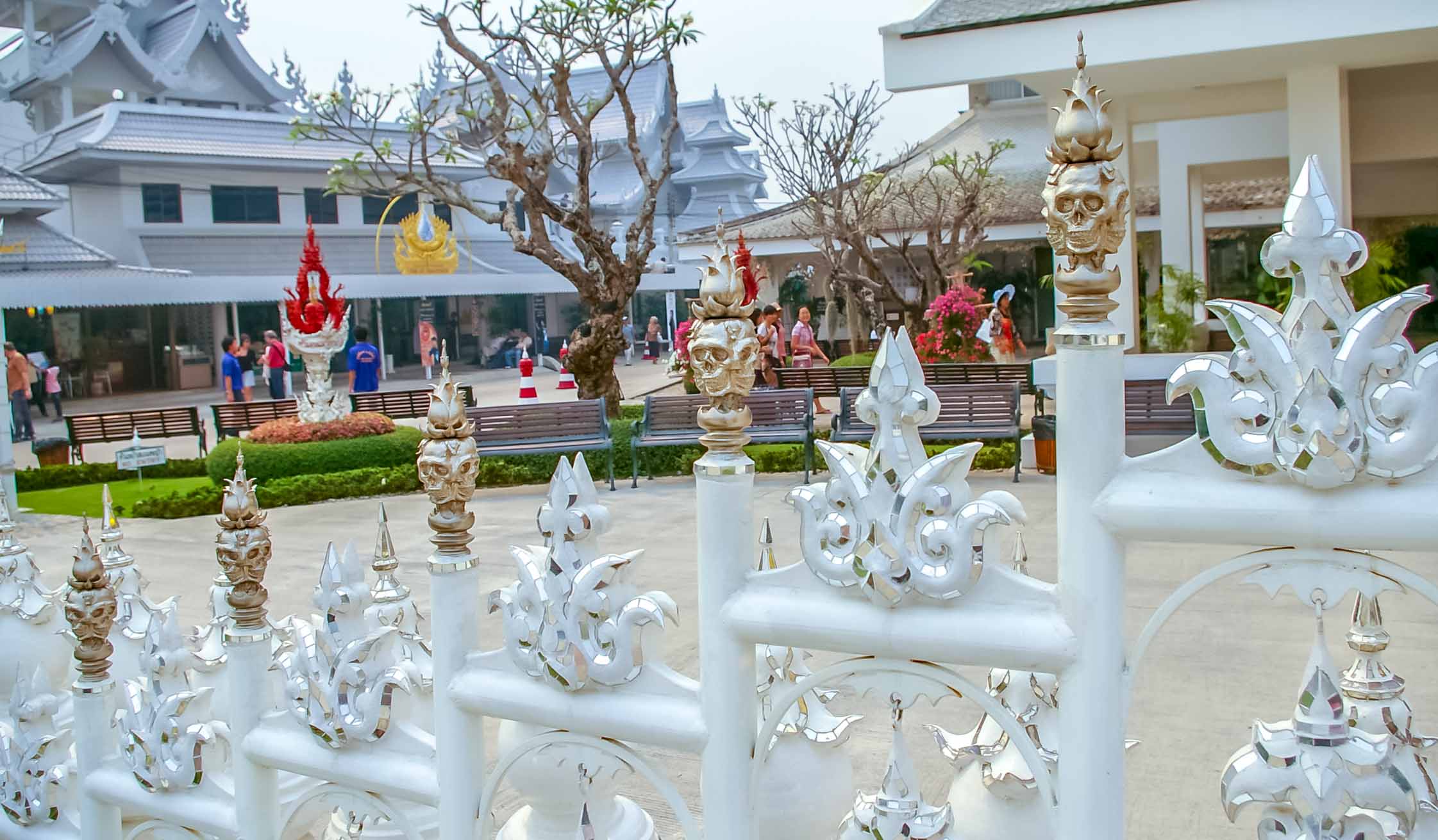 Wat Rong Khun White Temple Temple Blanc Chiang Rai Thailande blog voyage icietlabas ici et la bas
