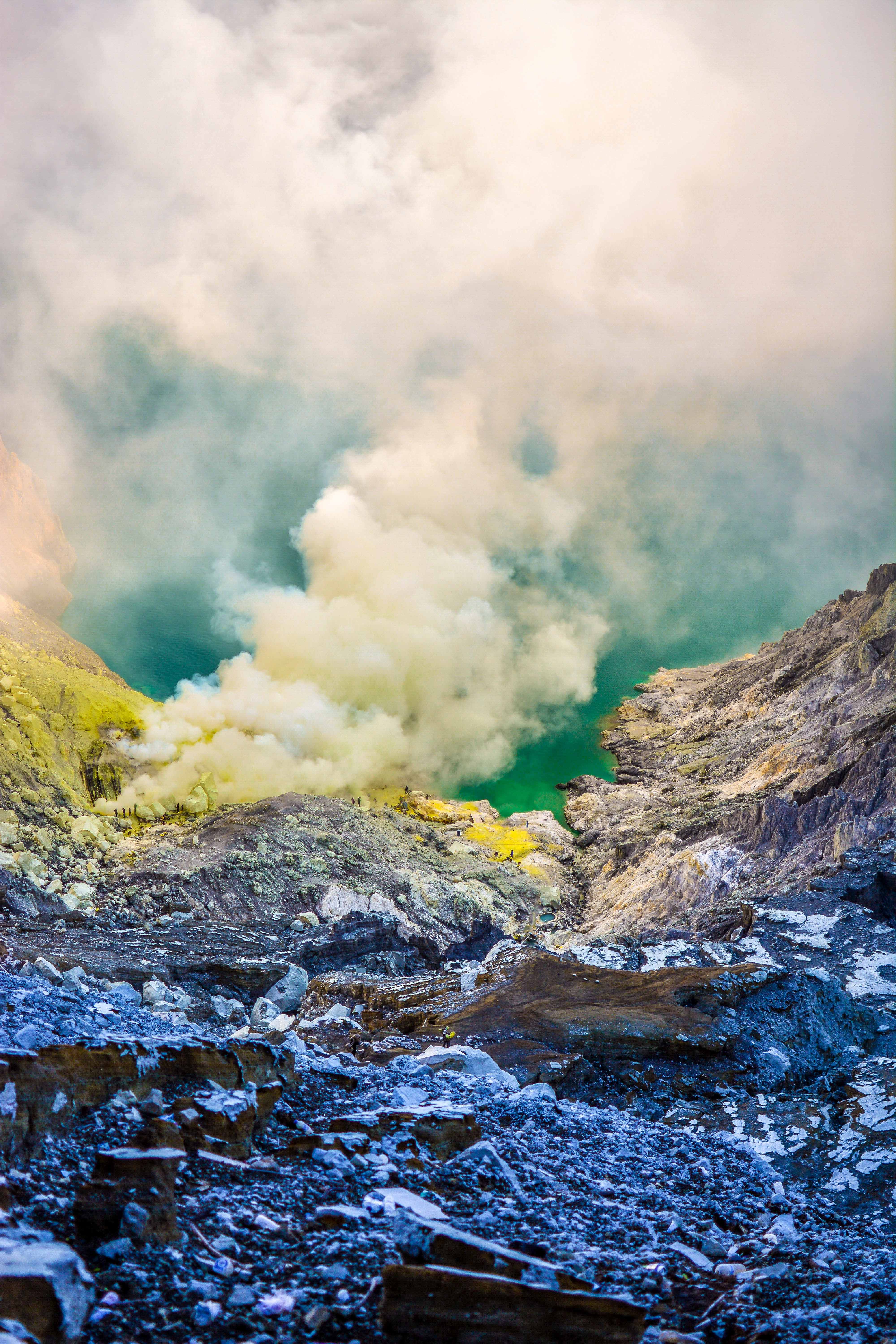 Kawah Ijen Java KawahIjen indonésie porteurs de souffre icietlabas blogvoyage blog voyage