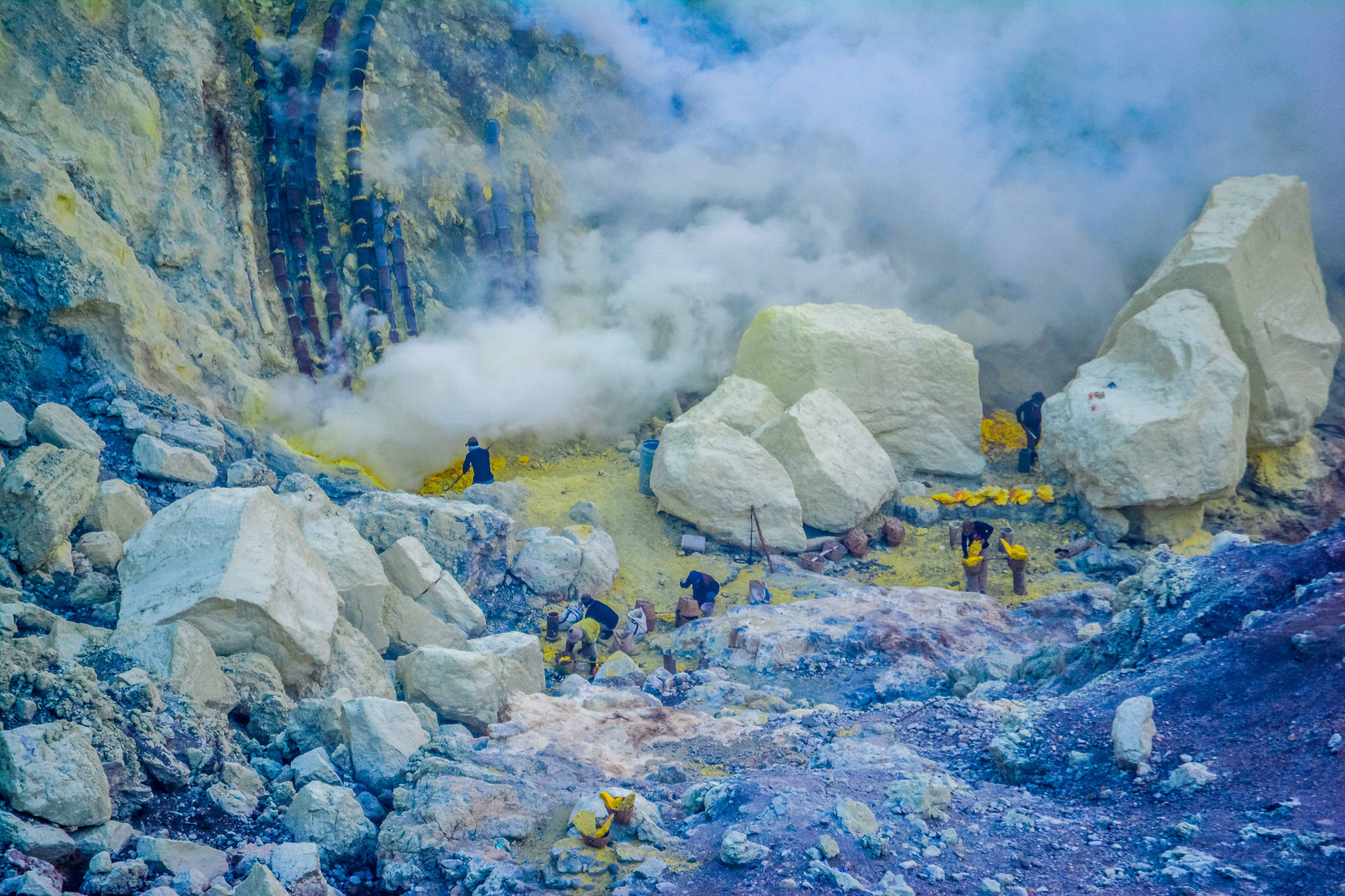 Kawah Ijen Java KawahIjen indonésie porteurs de souffre icietlabas blogvoyage blog voyage