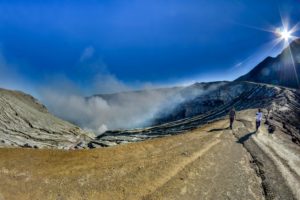 Kawah Ijen Java KawahIjen indonésie porteurs de souffre icietlabas blogvoyage blog voyage