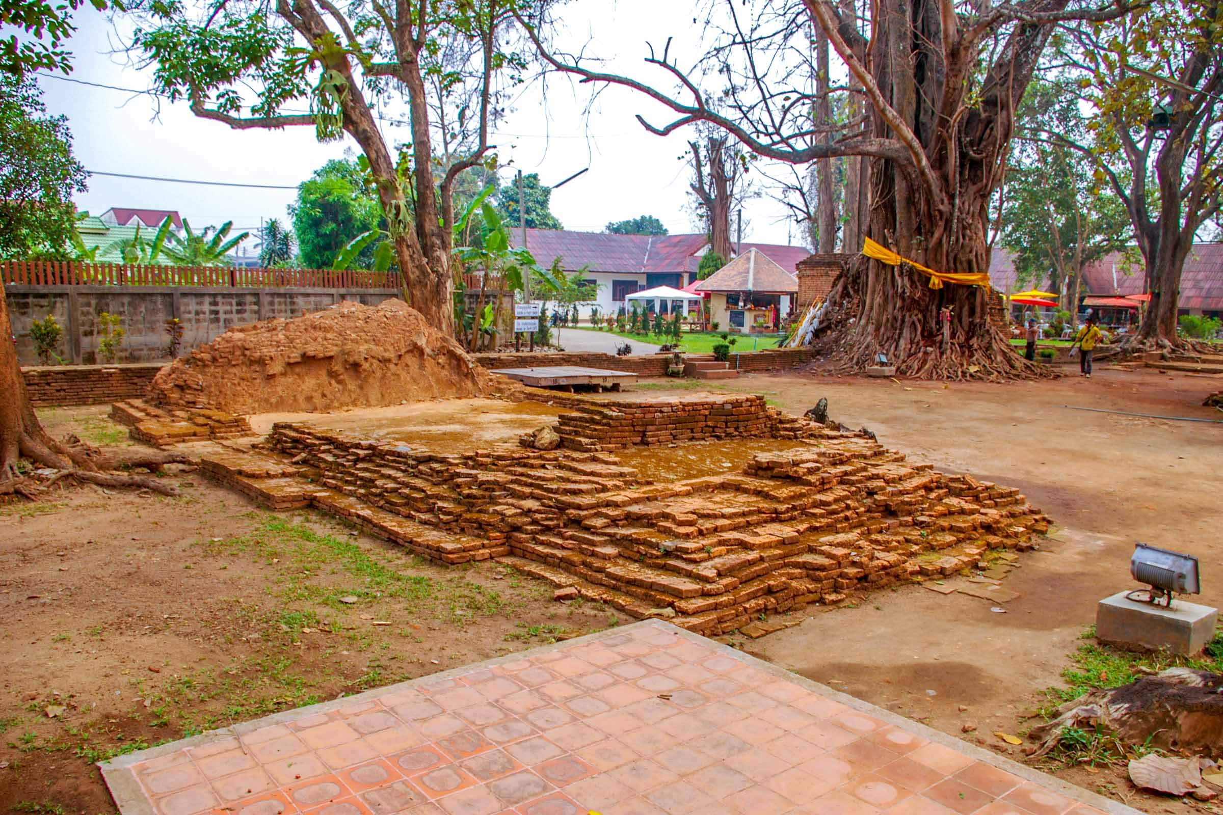 Chiang Saen temple chedi Thaïlande Chiang Rai blogvoyage blog voyage icietlabas