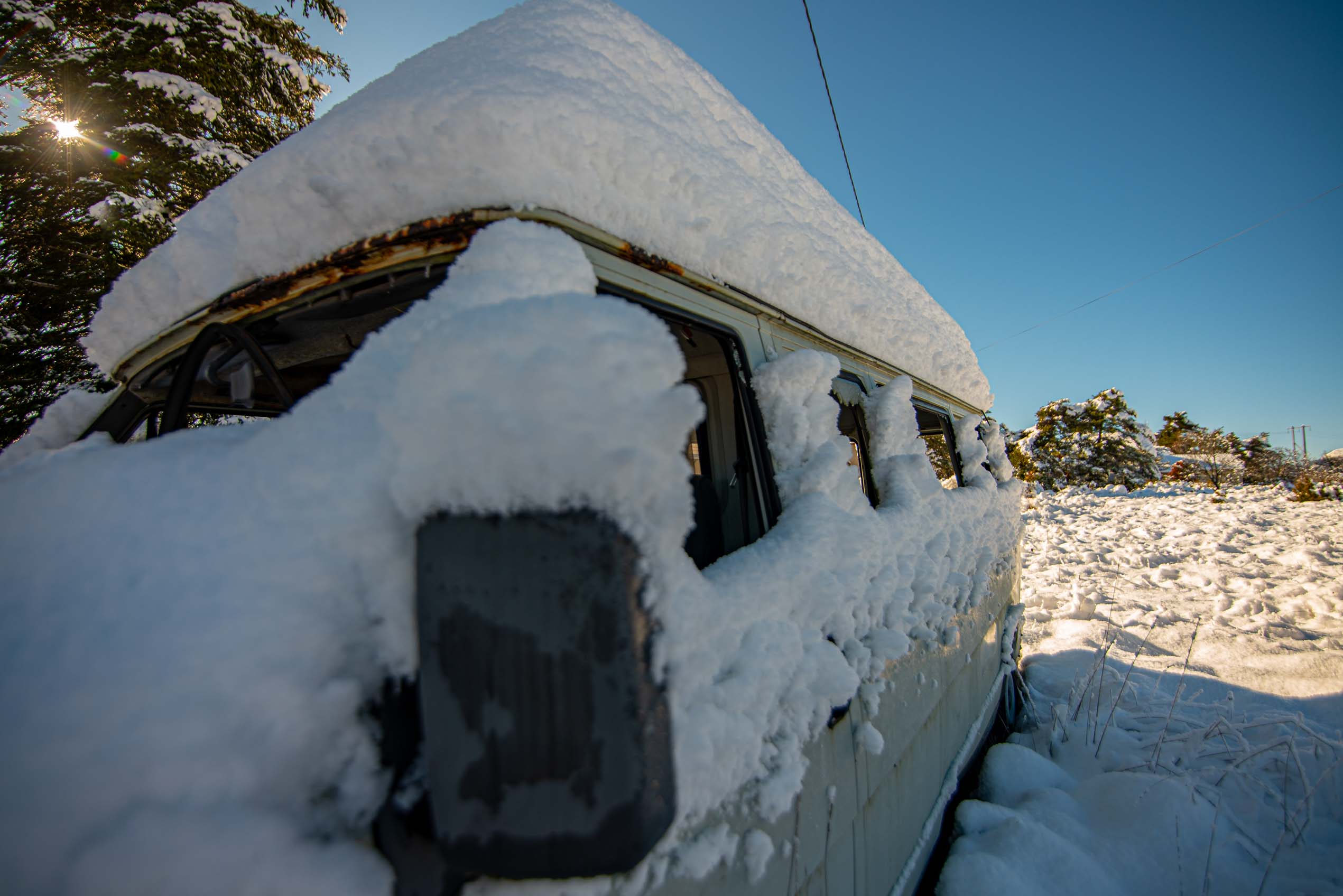 Caussols pendant l'hivers avec son manteau blanc voyage