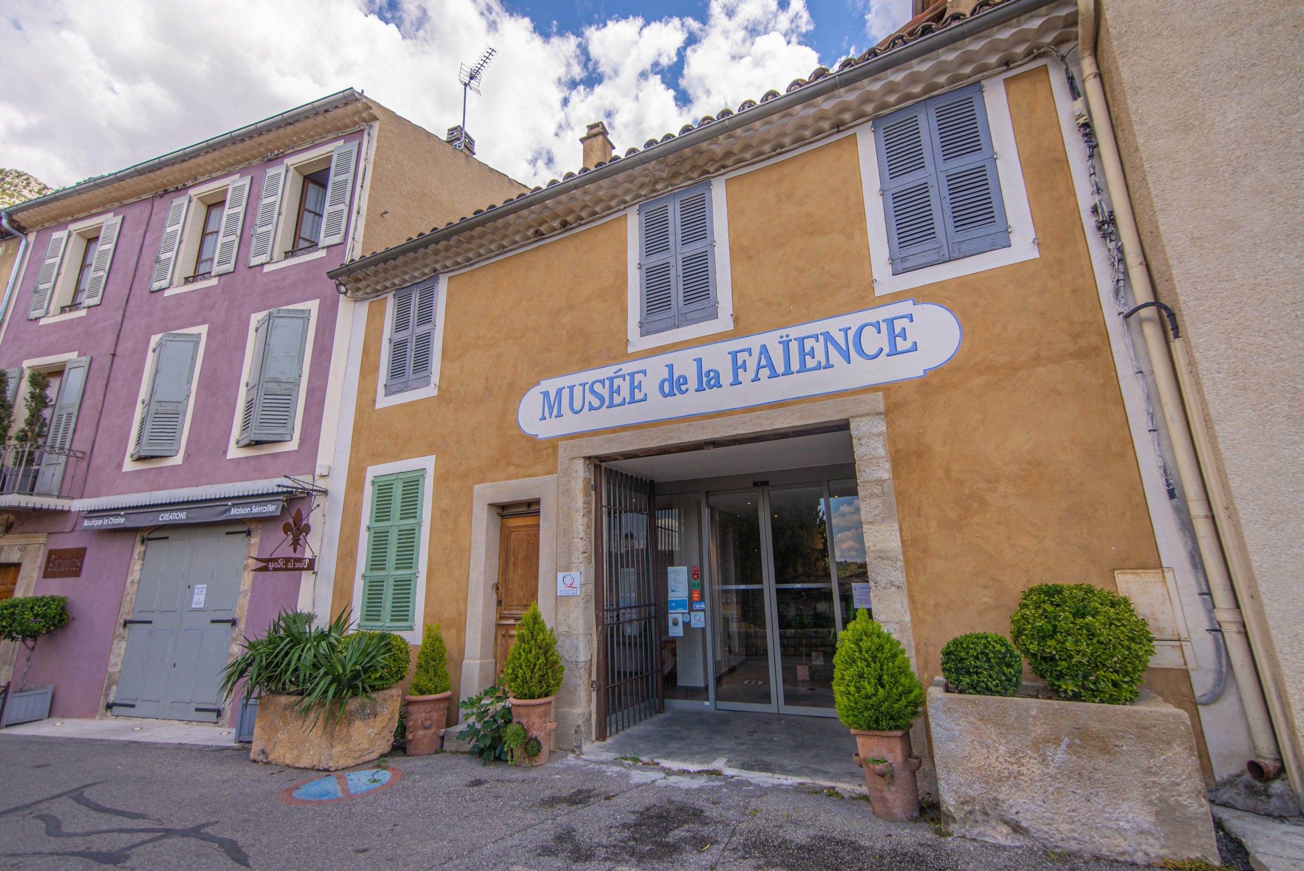 Moustiers-Sainte-Marie que faire en provence alpes cote d'azur alpes de haute provence plus beau village de France
