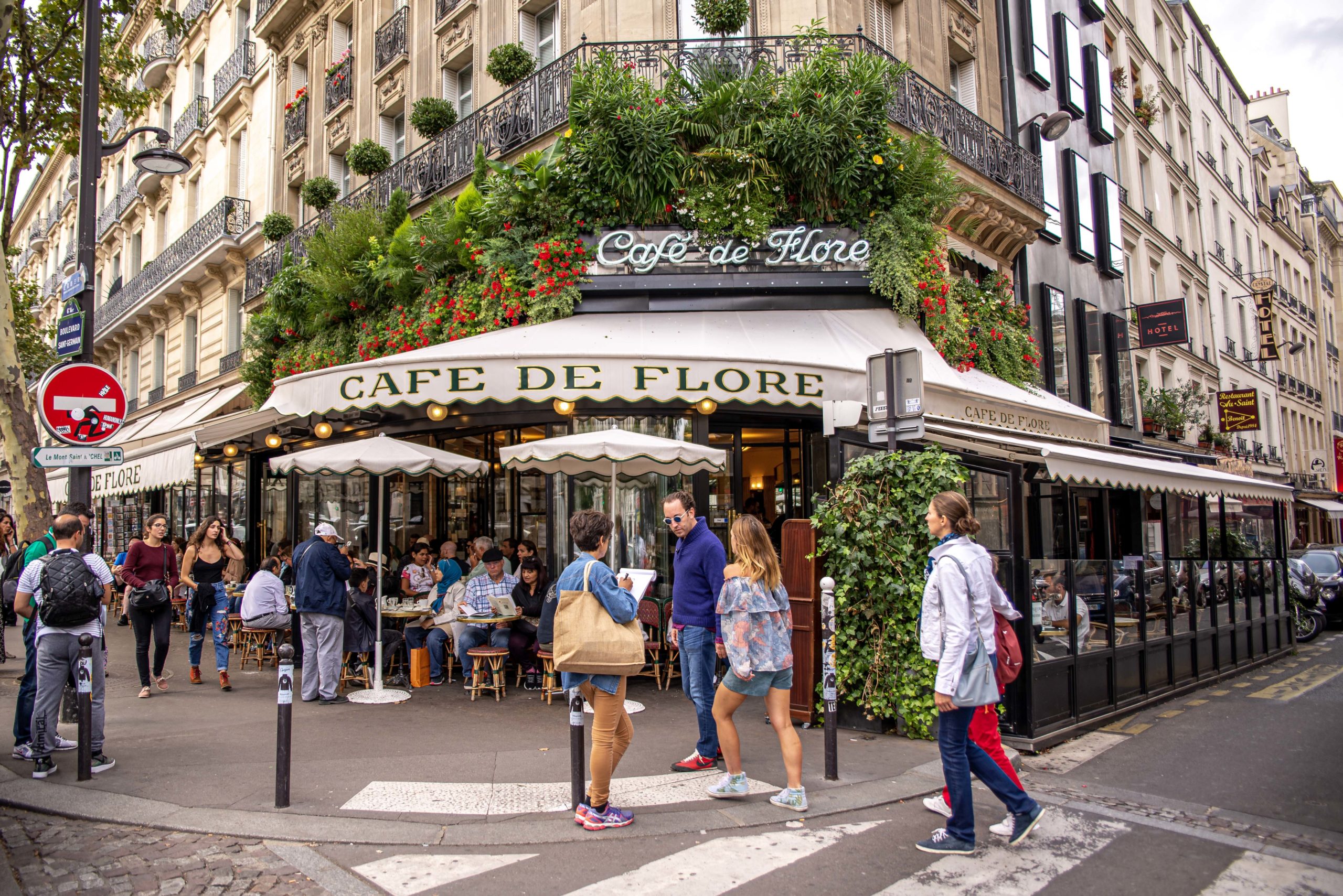 Paris-ville-Lumiere-Paris-blog-voyage-que-faire-a-paris-le-temps-dun-weekend-tralalala-blog-voyage-icietlabas-scaled café de flore