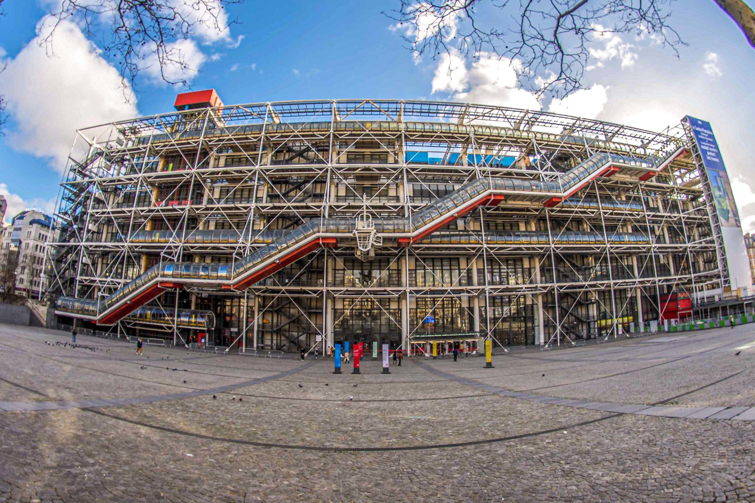 Paris-ville-Lumiere-Paris-blog-voyage-que-faire-a-paris-le-temps-dun-weekend-tralalala-blog-voyage-icietlabas-scaled centre george pompidou