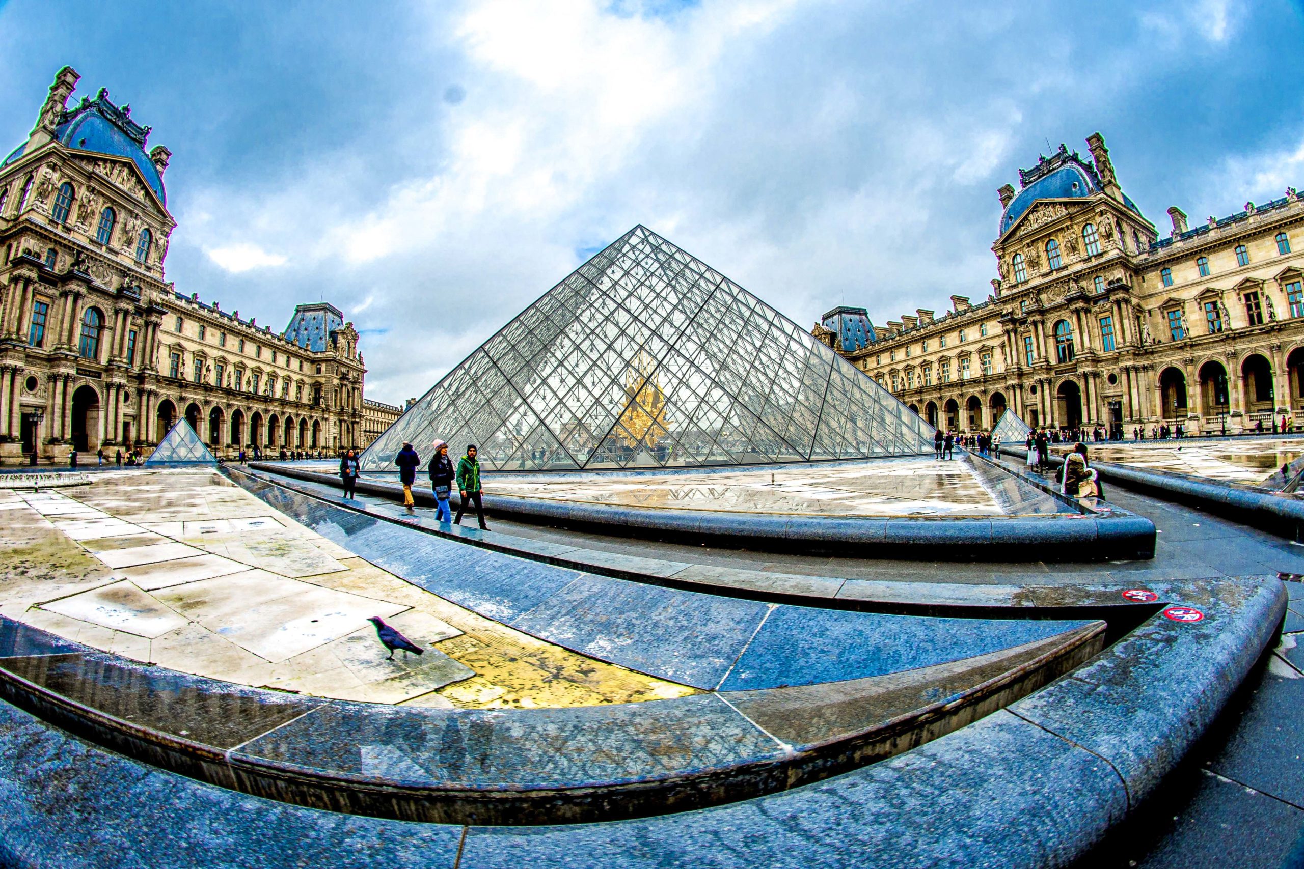 Paris-ville-Lumiere-Paris-blog-voyage-que-faire-a-paris-le-temps-dun-weekend-tralalala-blog-voyage-icietlabas-scaled musée du louvre